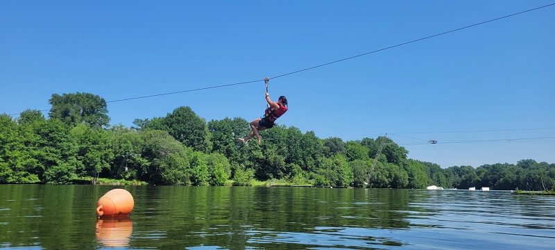 Tyrolienne Aquatique
